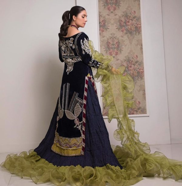 Ayeza Khan Sets Internet On Fire With Her Ruffled Outfit