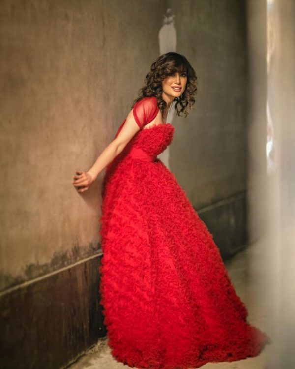 Mehwish Hayat Stuns for sore eyes as she stuns in a red dress