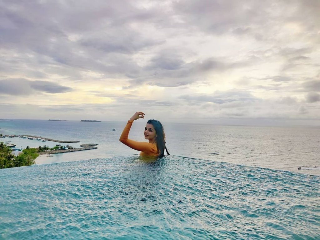 Srha Asghar Praised On Not Wearing Revealing Clothes For Honeymoon