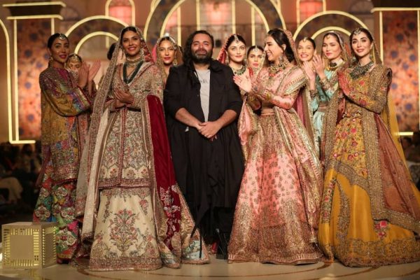 Ushna Shah As Present Stopper For Fahad Hussayn At BCW