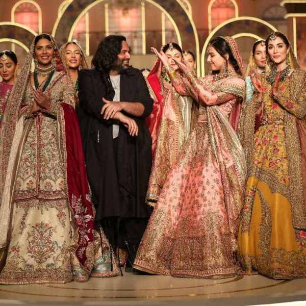 Ushna Shah As Present Stopper For Fahad Hussayn At BCW