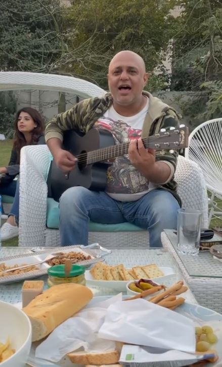 Adnan Siddiqui Shared Video of Ali Azmat Singning Na Re Na Song Live