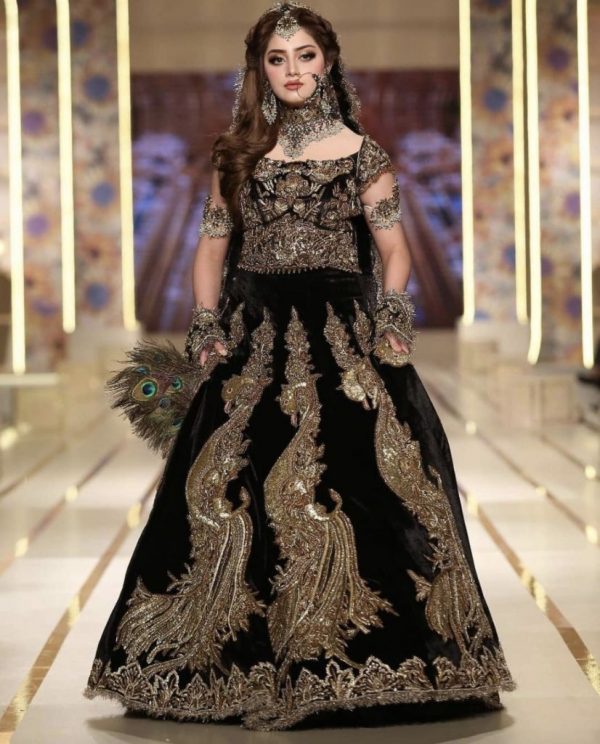 Gorgeous Alizeh Shah Walked On The Ramp at HBCW2021 Day2