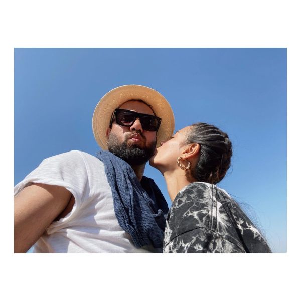 Beautiful Romantic Pictures Of Iqra Aziz and Yasir Hussain