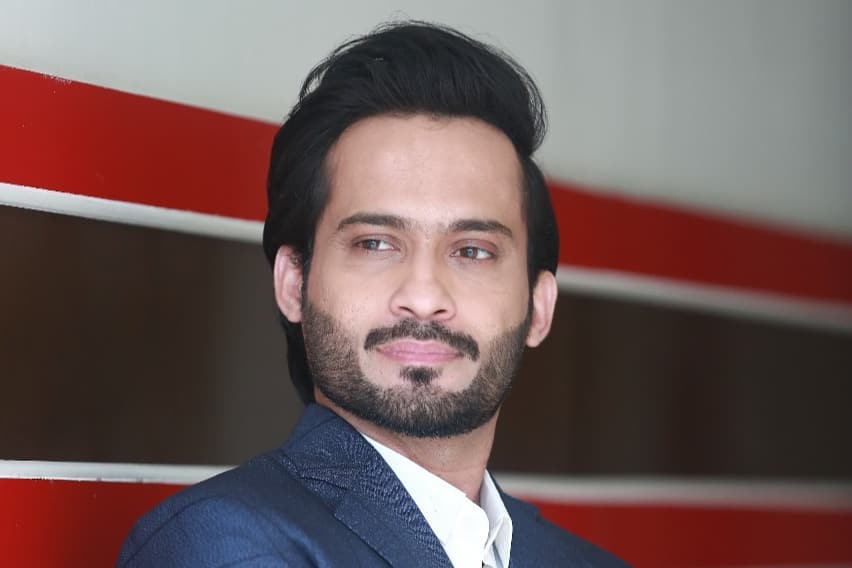 Elegant Photos of Waqar Zaka For A Change