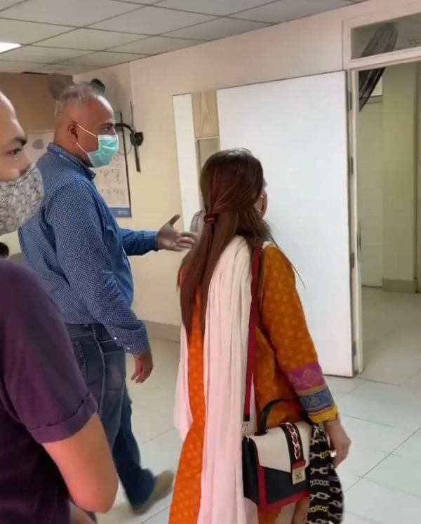 Minal Khan Visits Cancer Patients At Indus Hospital