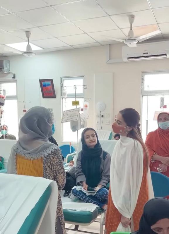 Minal Khan Visits Cancer Patients At Indus Hospital