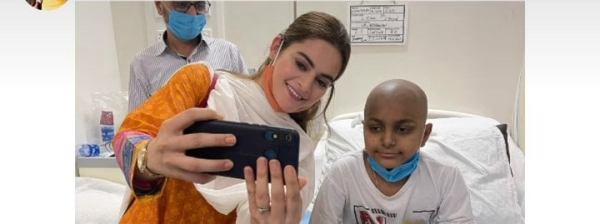 Minal Khan Visits Cancer Patients At Indus Hospital