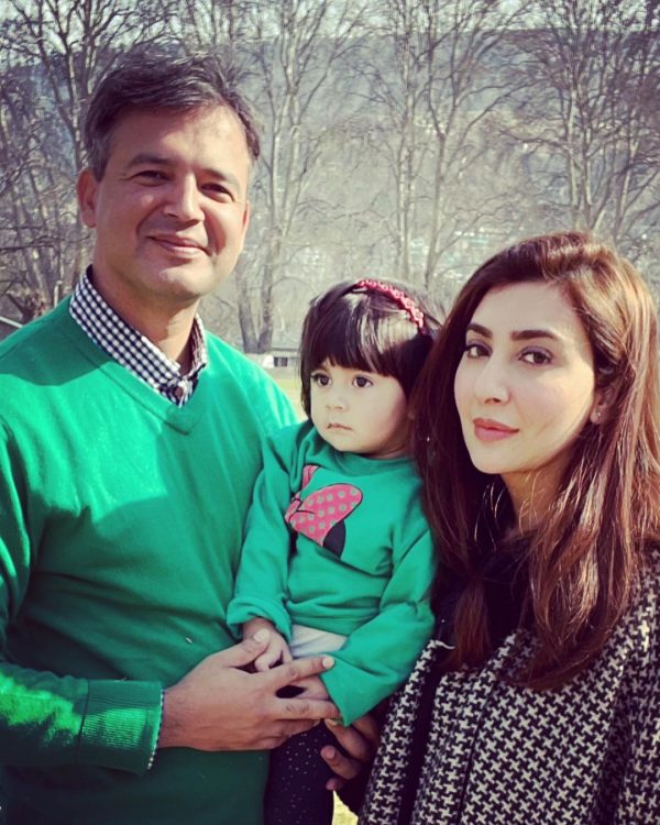 Beautiful Pictures of Actress Aisha Khan with her Husband and Daughter