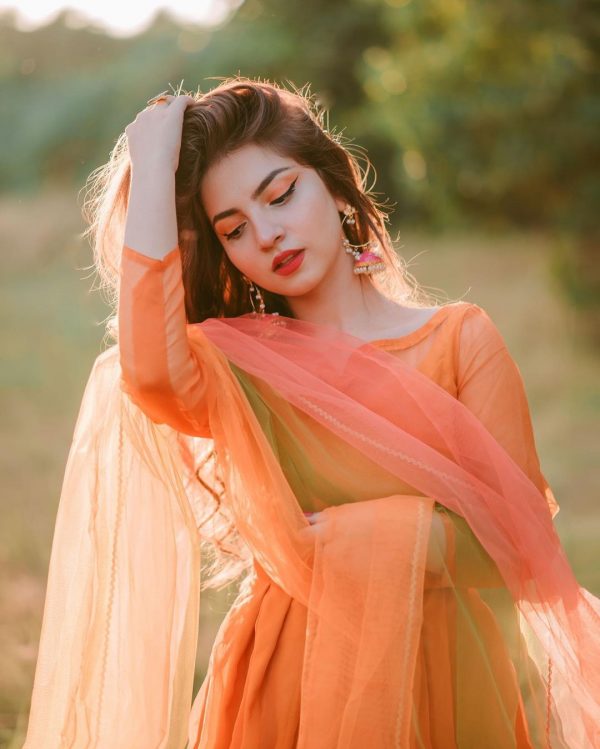 Viral Girl Dananeer Singing Beautiful Song Kho Gaye Hum Kahan – Video
