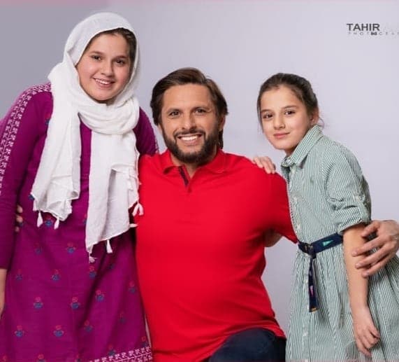 Shahid Afridi with his Daughters – Latest Photoshoot