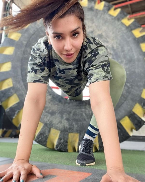 Pakistani Actress Maira Khan Enjoying Her Time In The Gym