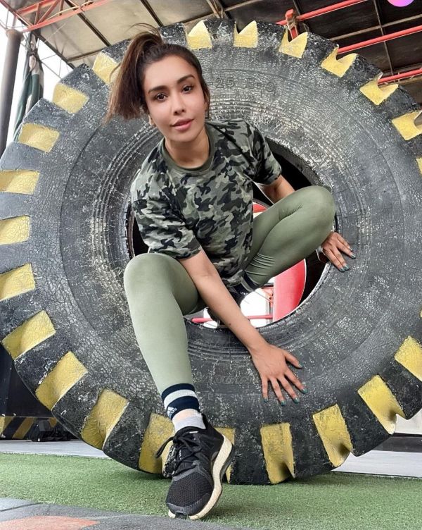 Pakistani Actress Maira Khan Enjoying Her Time In The Gym