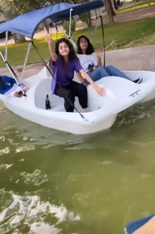 Saba Qamar Having Fun Time with Her Family – Beautiful Pictures
