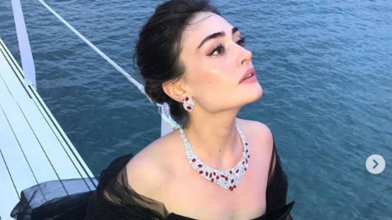 Turkish superstar Esra Bilgic delights fans as her stunning pics