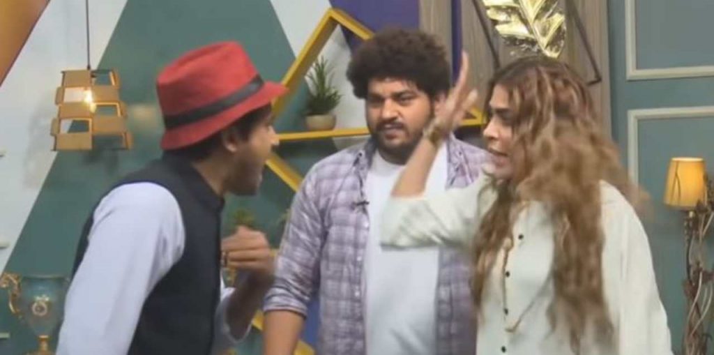 ‘aap-log-behayai-phela-rahay-hain’-–-comedian-gets-angry-at-guests-for-dancing-on-morning-show