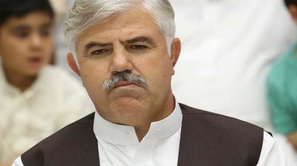 KP Chief Minister Goes Undercover and Catches Officials Taking Bribes [Video]