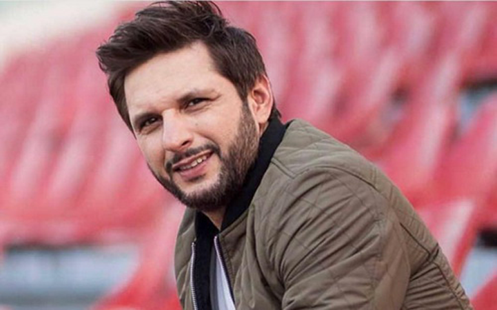 Shahid Afridi Spending Time With Daughter - Adorable Video