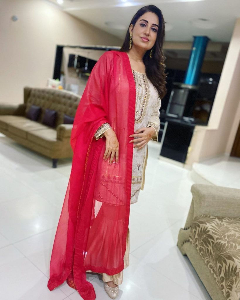 Farah Iqrar Beautiful Pictures From Her Friend's Dholak