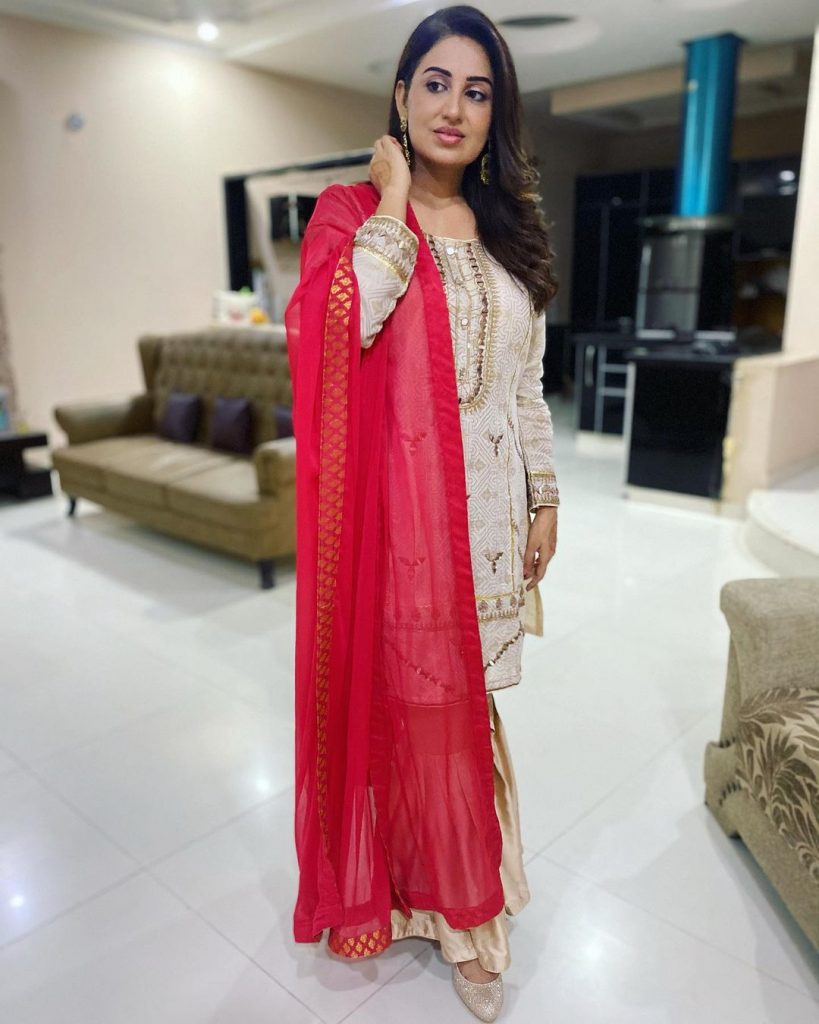 Farah Iqrar Beautiful Pictures From Her Friend's Dholak