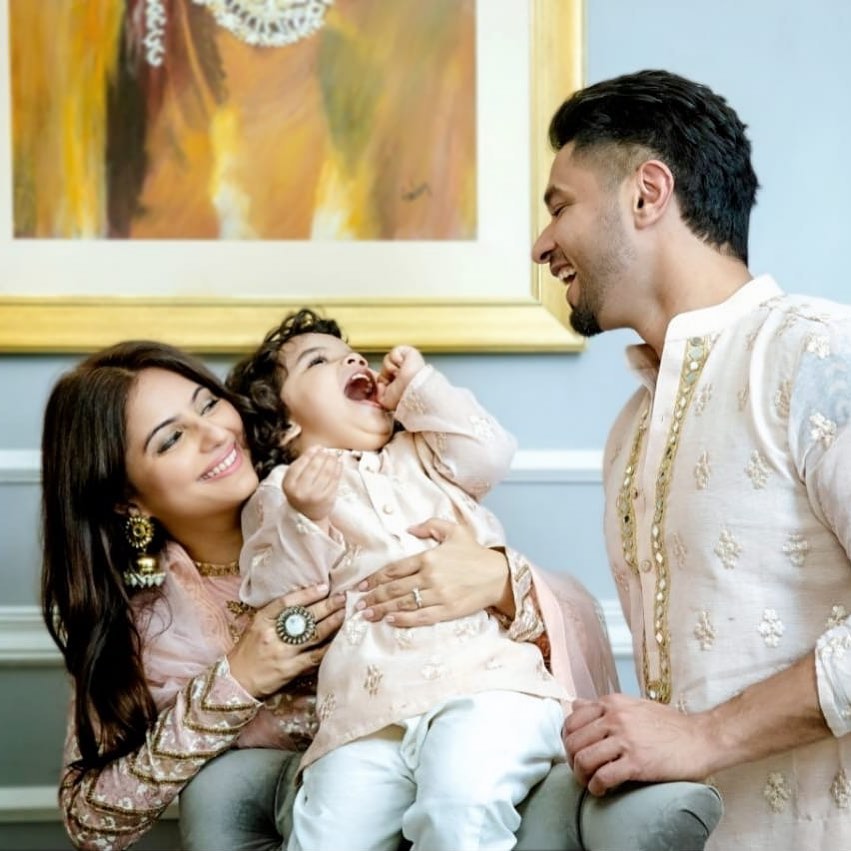 Hasan Rizvi With His Family- Adorable Eid Photoshoot