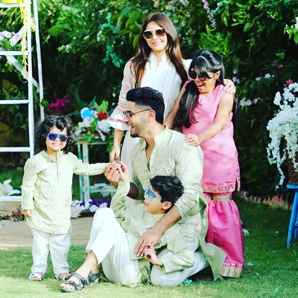 Hasan Rizvi With His Family- Adorable Eid Photoshoot