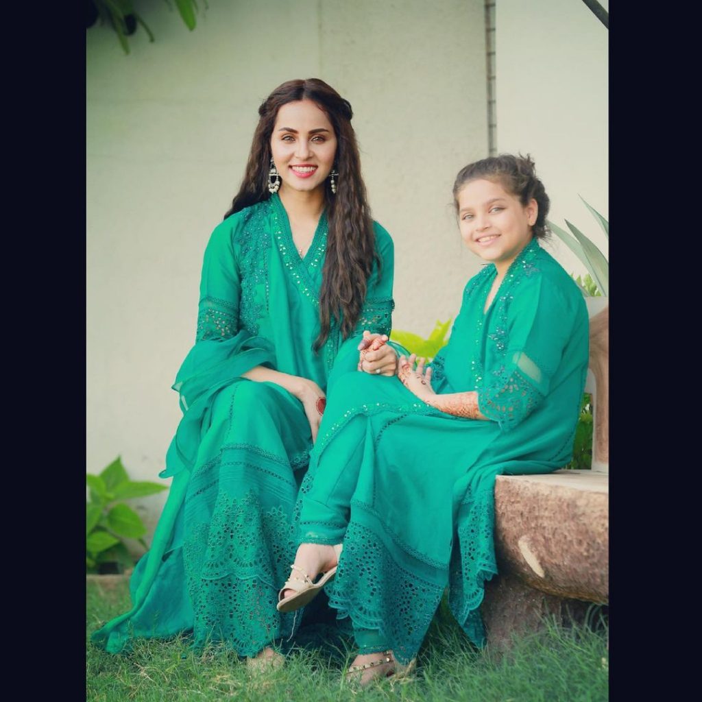 Nimra Khan And Her Sister Twinning In Matching Outfits On Eid