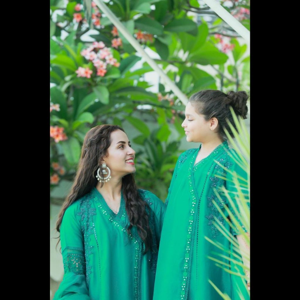 Nimra Khan And Her Sister Twinning In Matching Outfits On Eid