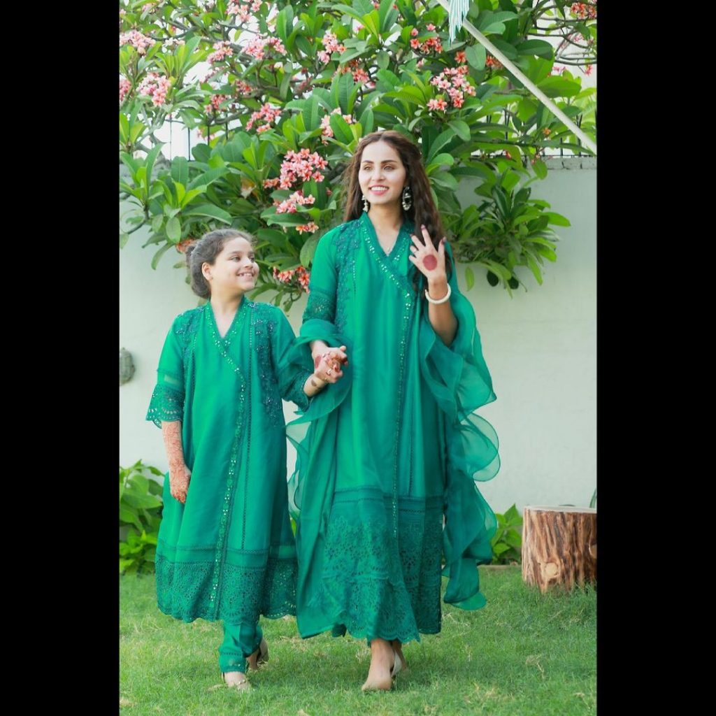 Nimra Khan And Her Sister Twinning In Matching Outfits On Eid