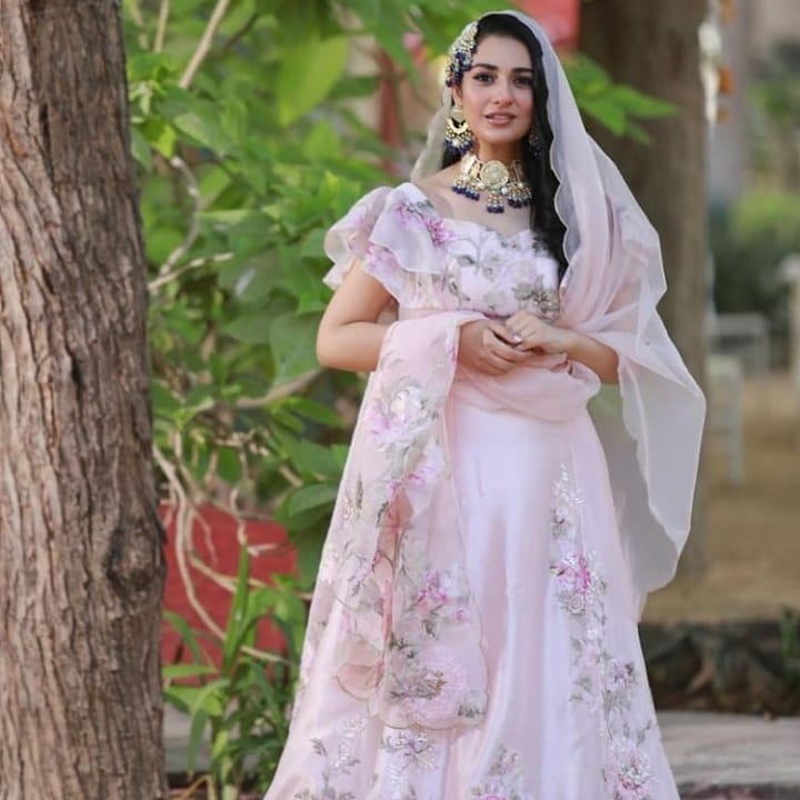 Sarah Khan's Beautiful Bridal Look For Upcoming Drama Laapata