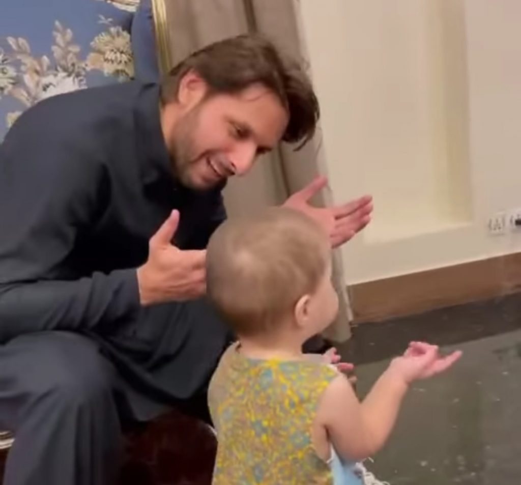 Shahid Afridi Spending Time With Daughter - Adorable Video