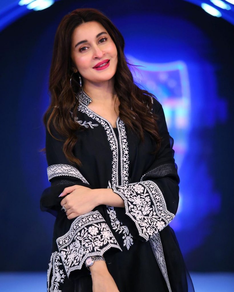 Shaista Lodhi Showing The Tabarrukaat Of Khana e Kaaba And Roza Rasool (S.A.W) In Her House