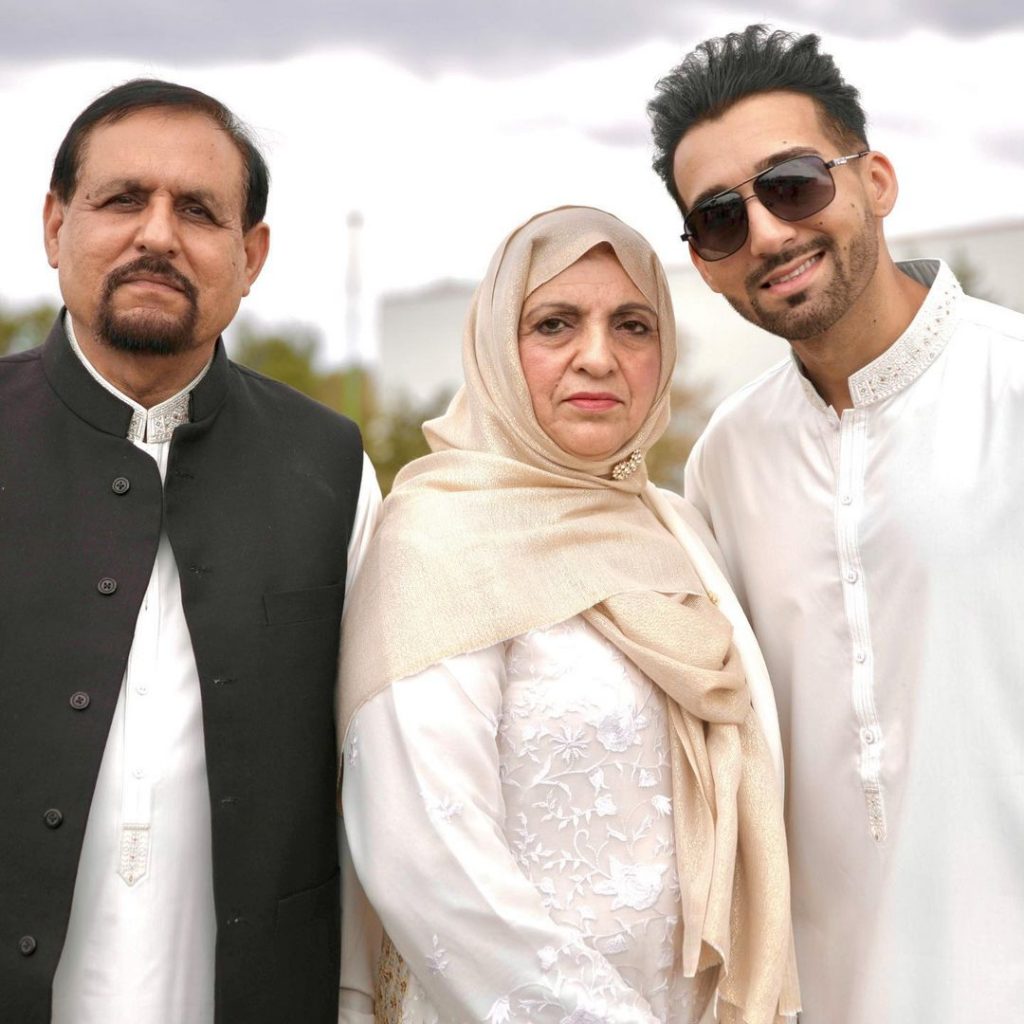 Unseen Eid Pictures Of Sham Idrees With His Family