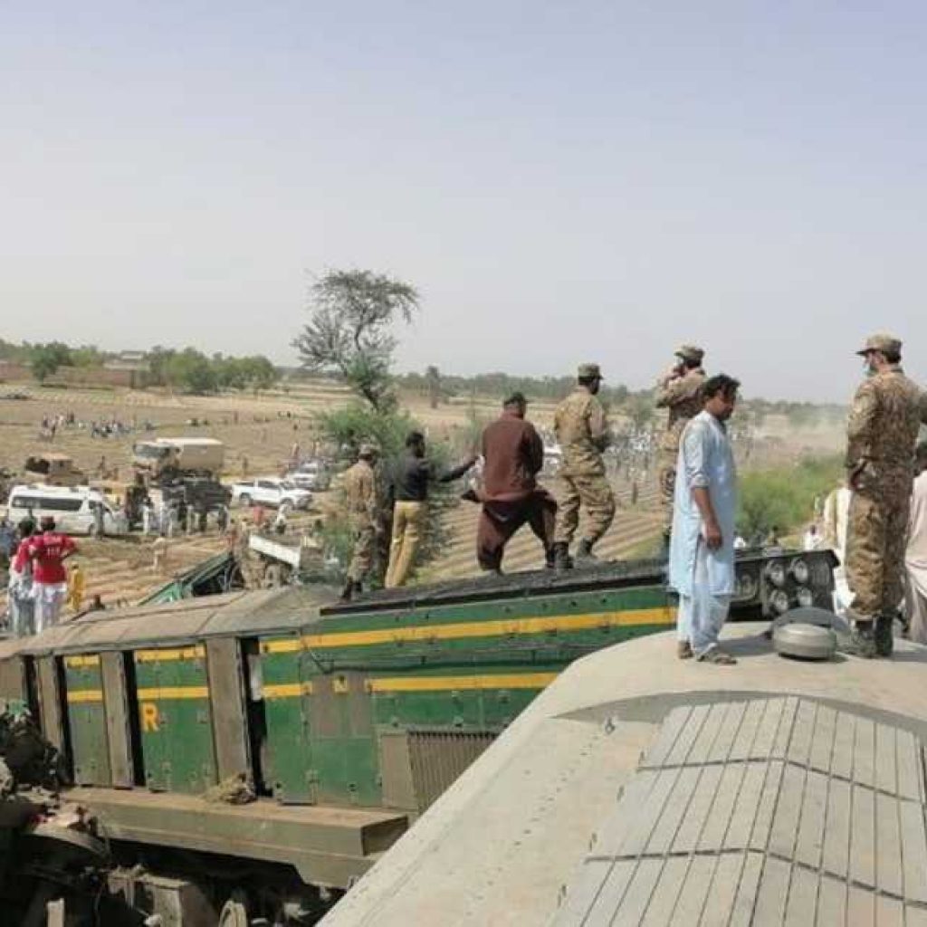 another-tragedy-in-pakistan!-collision-between-passenger-trains-in-ghotki-kills-at-least-30