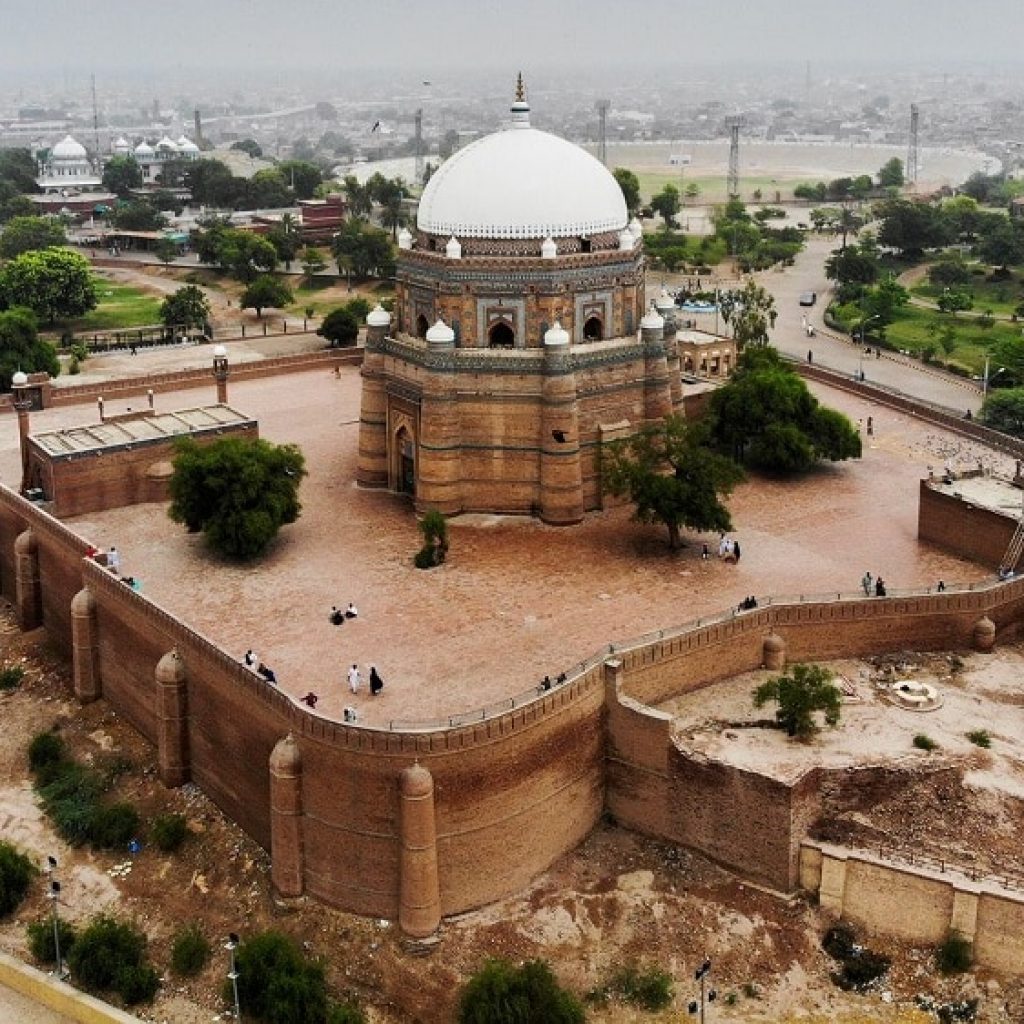 lhc-stops-shrines-from-collecting-parking,-shoe-keeping-and-bathroom-fee