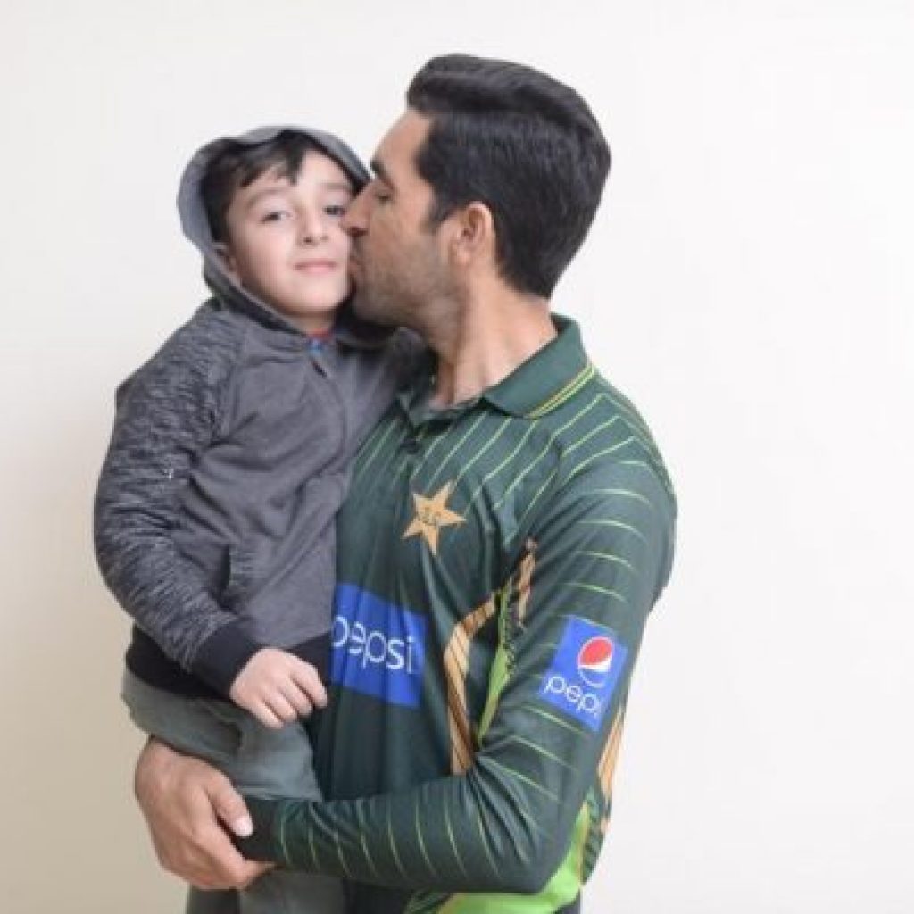 cricketer-umar-gul-adorable-pictures-with-his-kids