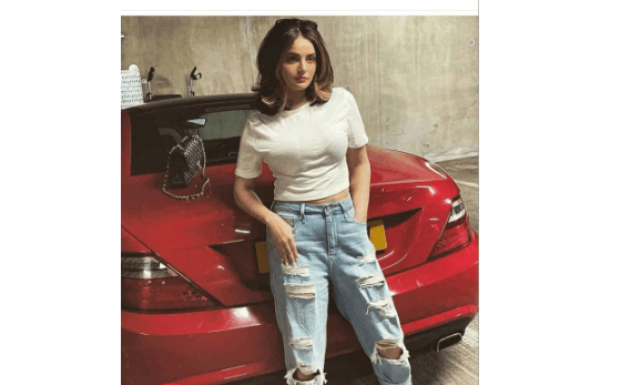 Bold And Beautiful Armeena Khan Looks Super Chic