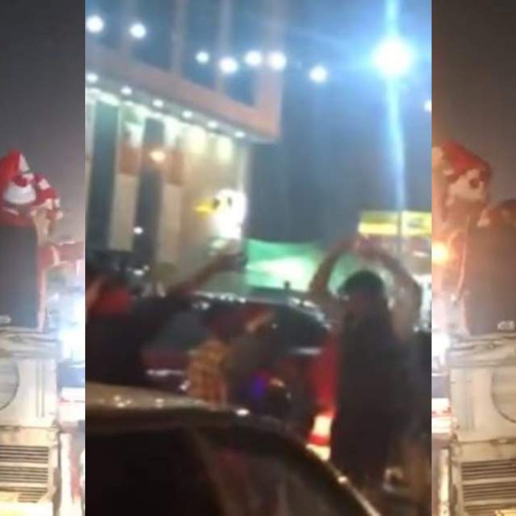 watch:-christmas-spirit-found-in-karachi-with-a-santa-float-on-christmas-eve-after-a-long-time