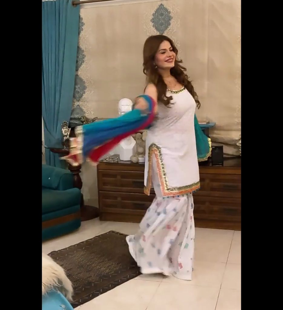 Popular Host Amber Khan's Eid Dress Invites Public Criticism