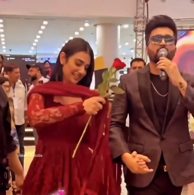 Sarah Khan And Falak Shabir's Pictures From Concert At Lucky One Mall Karachi