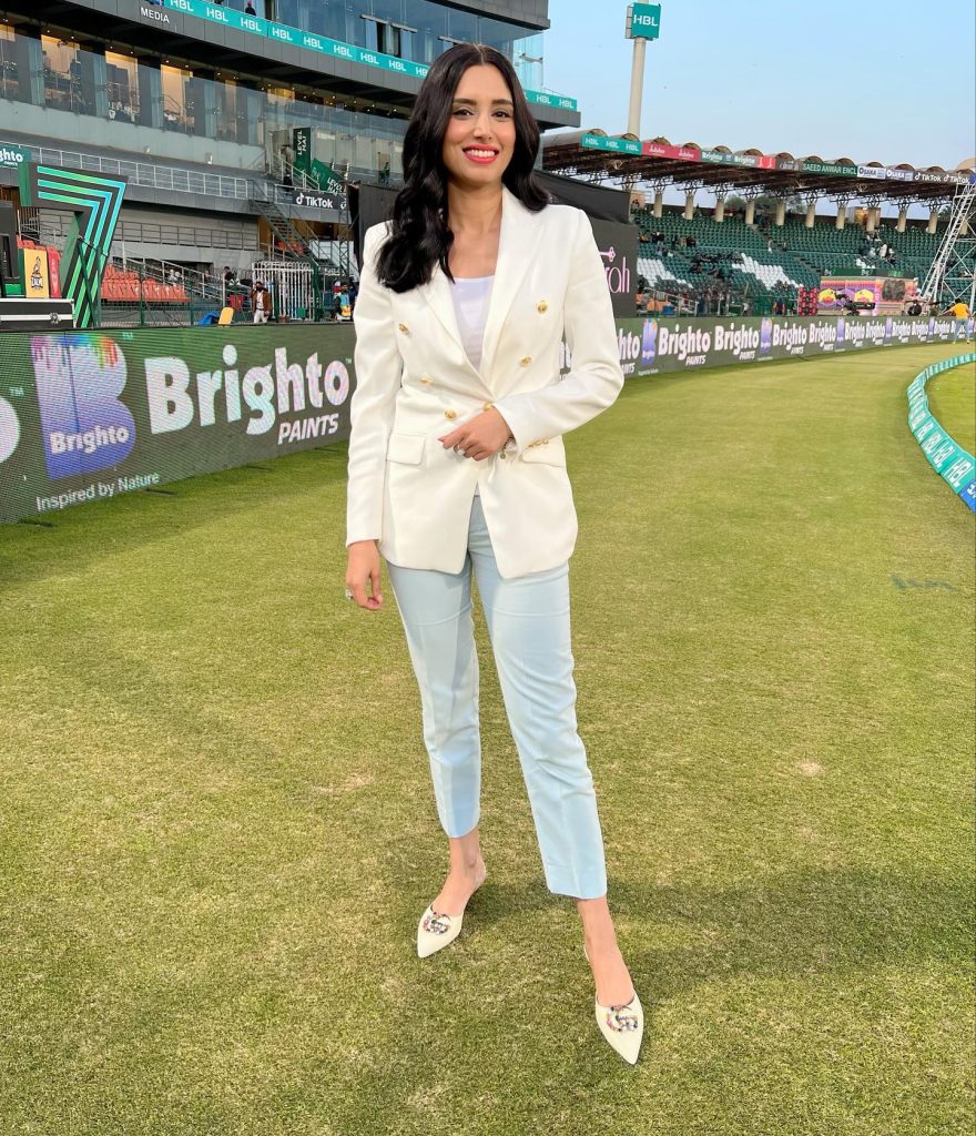 Sports Anchor Zainab Abbas Setting Major Styling Goals On Vacations