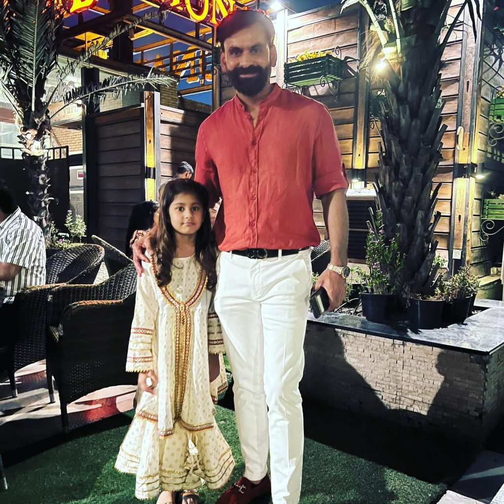 Cricketer Mohammad Hafeez Beautiful Family Pictures