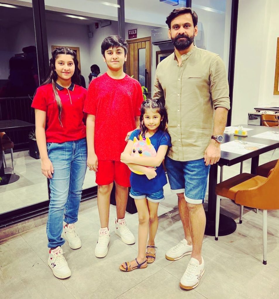 Cricketer Mohammad Hafeez Beautiful Family Pictures