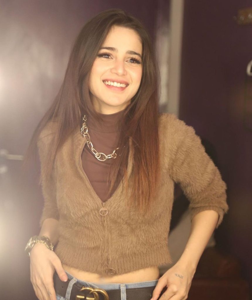 Aima Baig's Bad Live Singing Invites Public Criticism