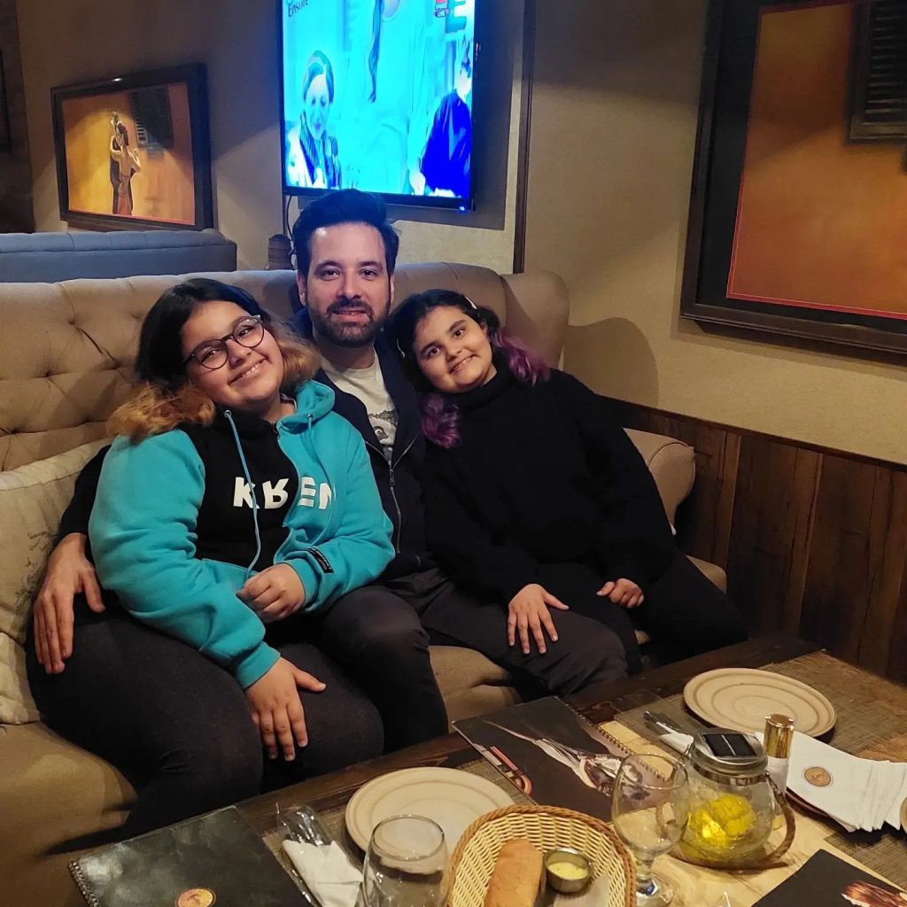 Mikaal Zulfiqar's Adorable Click With His Daughters