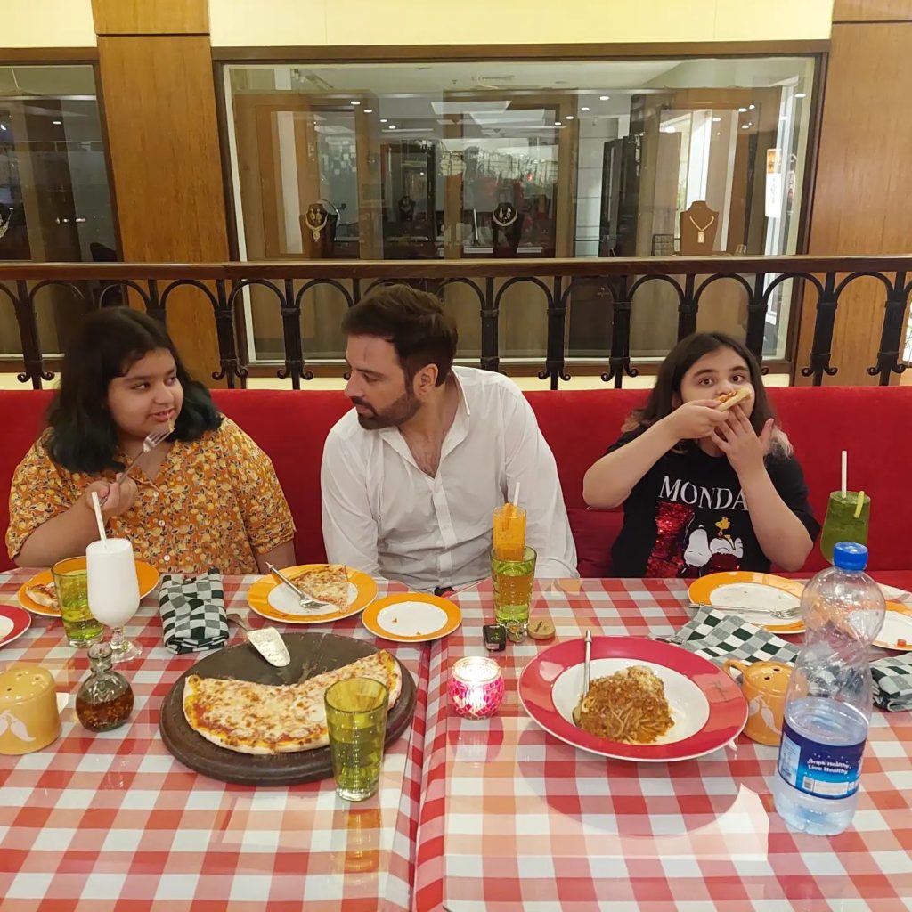 Mikaal Zulfiqar's Adorable Click With His Daughters