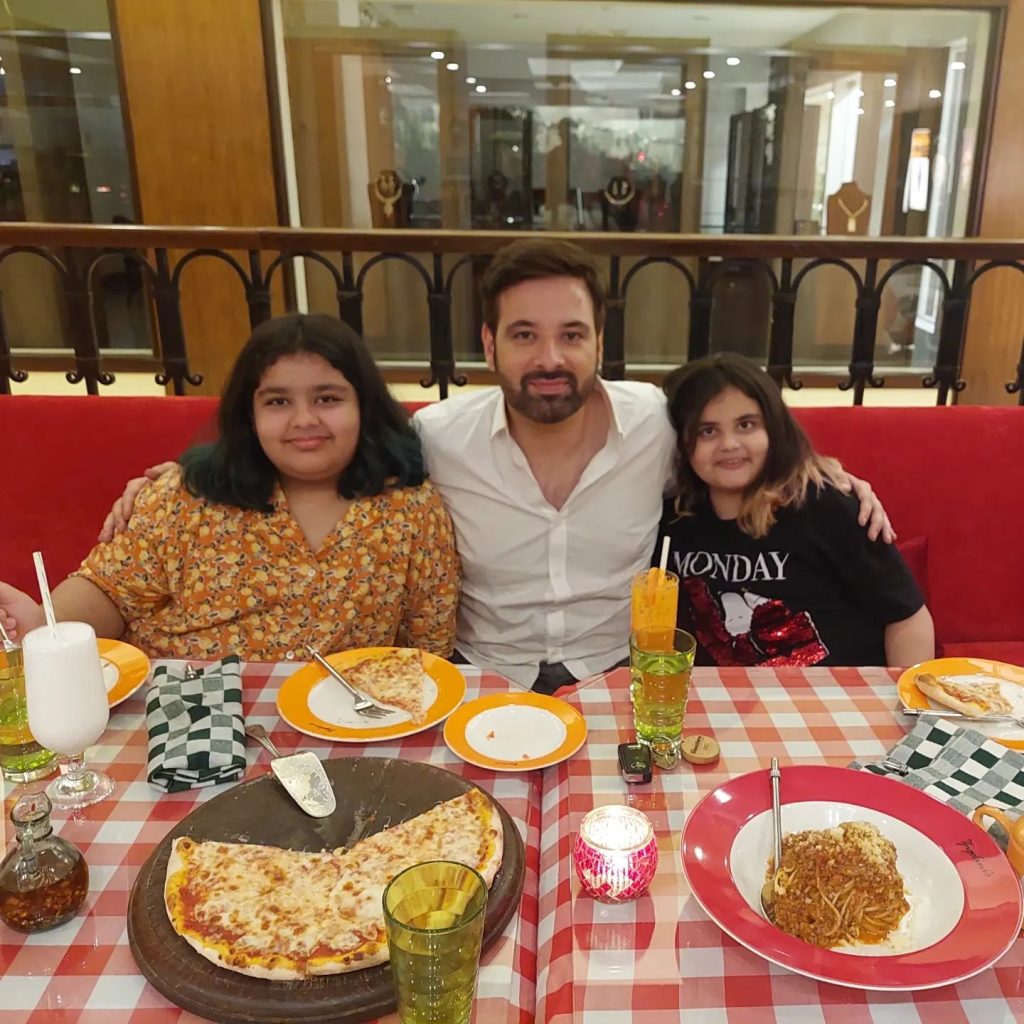 Mikaal Zulfiqar's Adorable Click With His Daughters