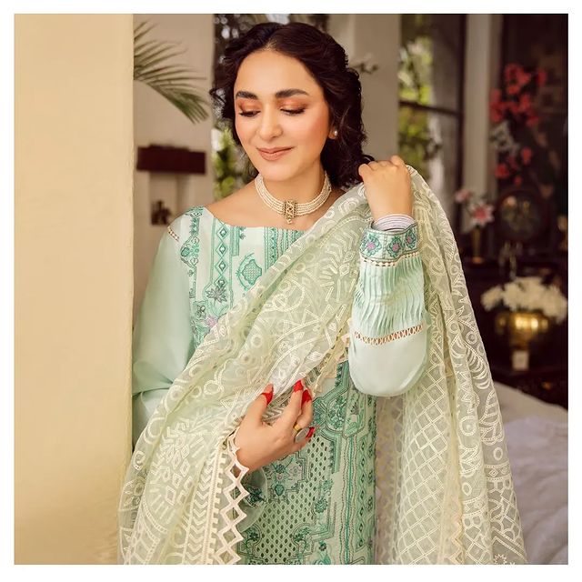 Rangrasiya Eid Collection'22 Featuring Yumna Zaidi And Meerub Ali