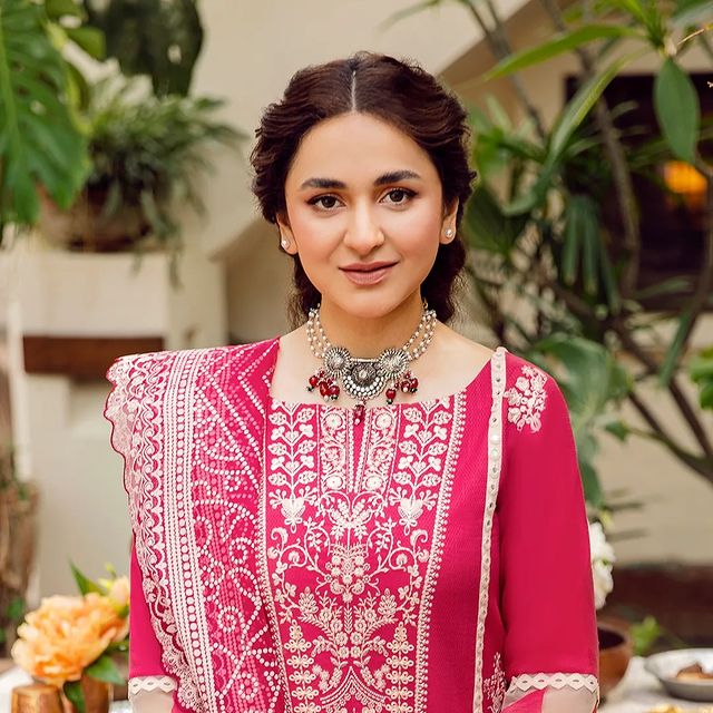 Rangrasiya Eid Collection'22 Featuring Yumna Zaidi And Meerub Ali