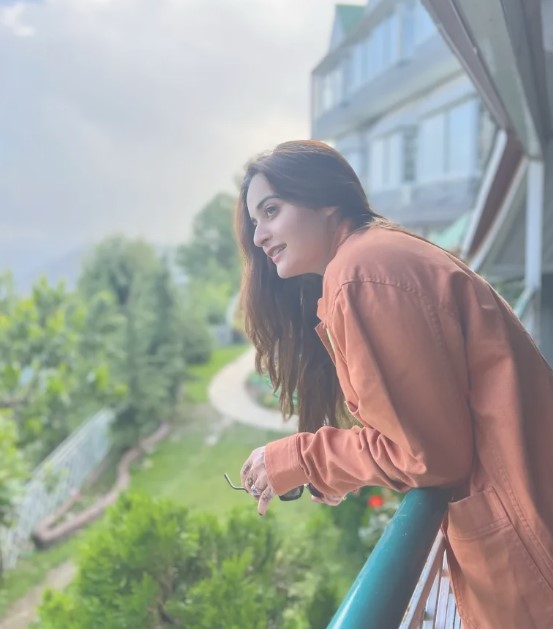 Fans Are Loving Ushna Shah & Feroze Khan's Track in Habs